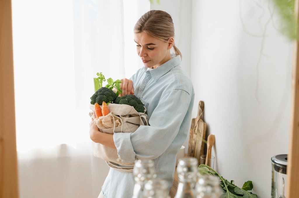 Mujer con una bolsa de verduras