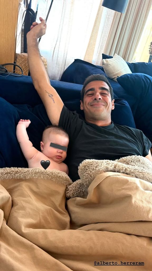 La pose más divertida de Alberto Herrera con su bebé Marcos, de 3 meses