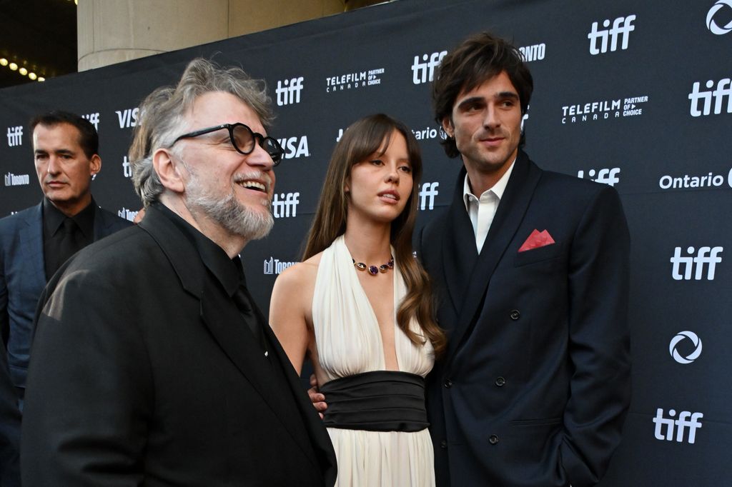 Guillermo del Toro junto a Mia Goth y Jacob Elordi en el estreno de "Frankenstein" 