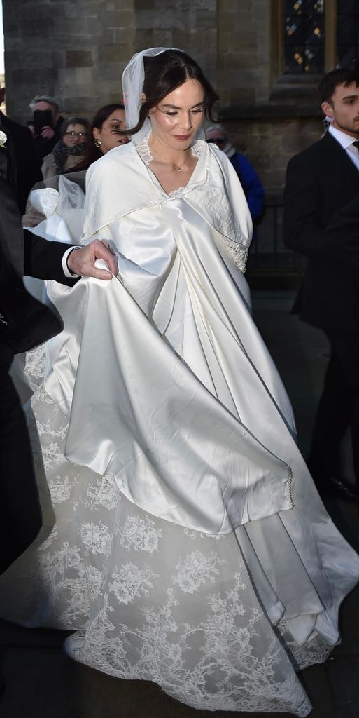 Aunque la novia lucía una capa que ocultaba el vestido, dejó al descubierto algunos detalles de la falda, de encaje