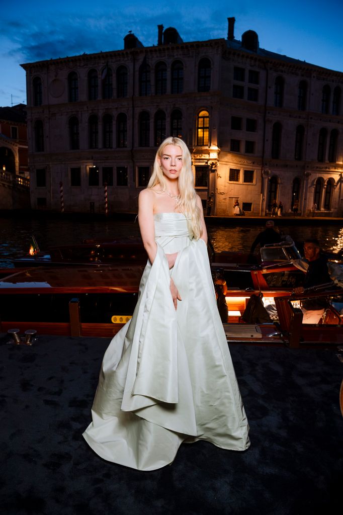Anya Taylor-Joy deslumbra en Venecia, Italia. 