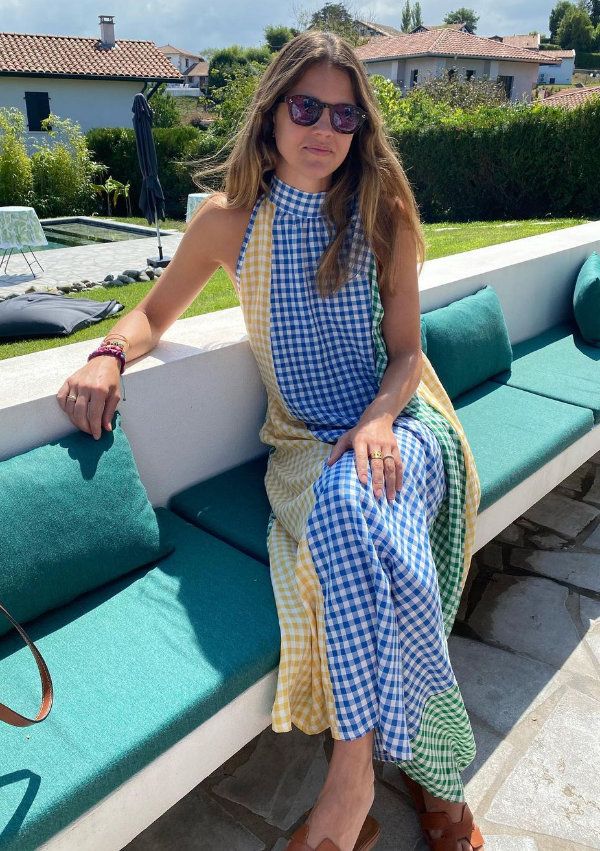 Isabelle Junot con vestido multicolor de cuadros vichy