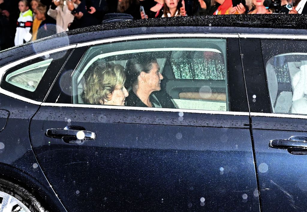 La reina Sonia, acompañada de su hija, Marta Luisa, siguiendo el cortejo fúnebre