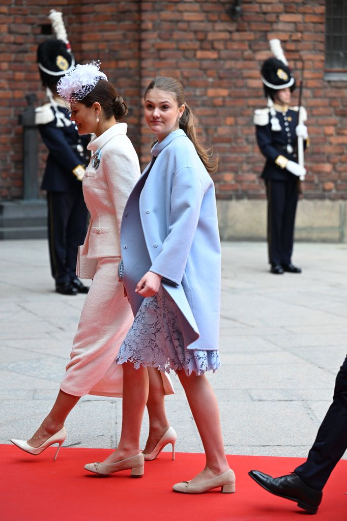 La princesa Victoria ha cambiado su uniforme militar por un exquisito traje blanco