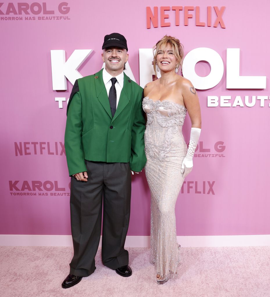 Karol G y Feid en la proyección del documental 'Karol G: Mañana fue muy bonito', en Nueva York.
