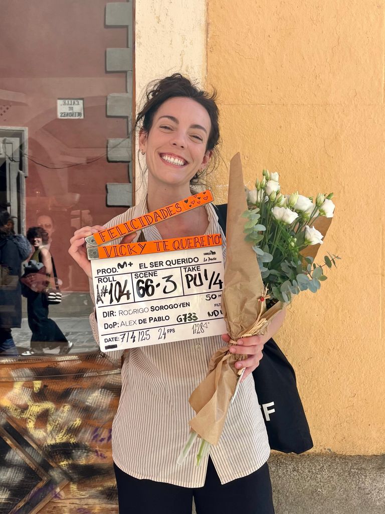 Victoria Luengo con una claqueta de cine