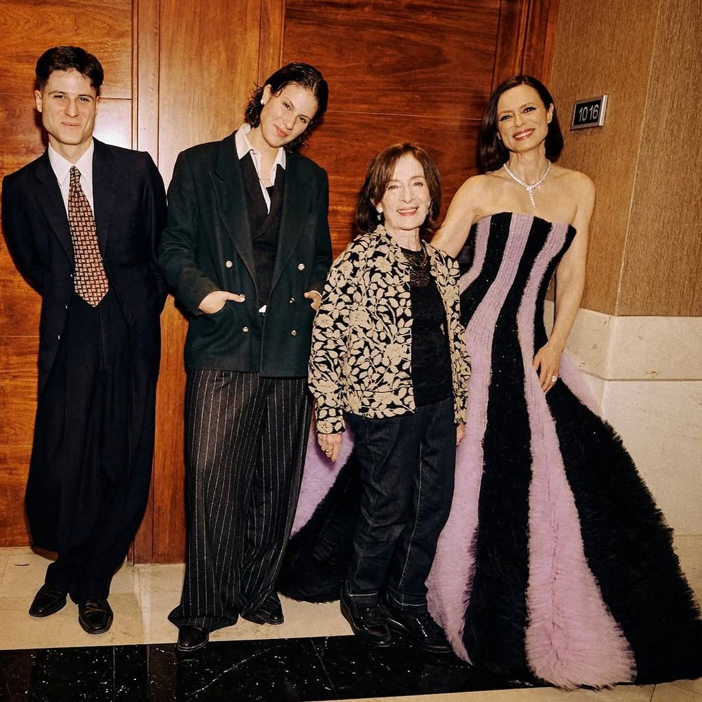 La artista con su madre y sus dos hijos, Teo y Bruna, en la gala de los premios Goya 2025