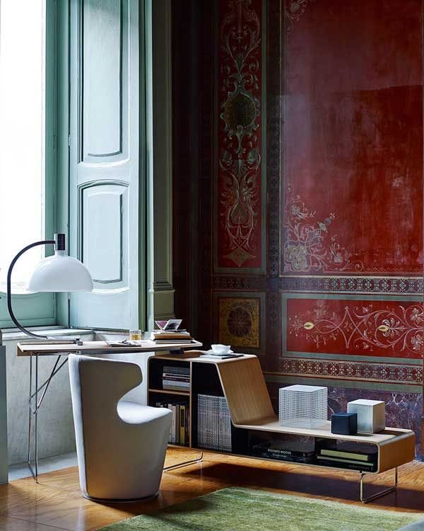 Además de ergonómico, funcional y cómodo, tu despacho tiene que tener estilo propio, ya que forma parte del interiorismo de la vivienda. Lo bello no está reñido con lo práctico, como demuestra esta propuesta de B & B Italia.
