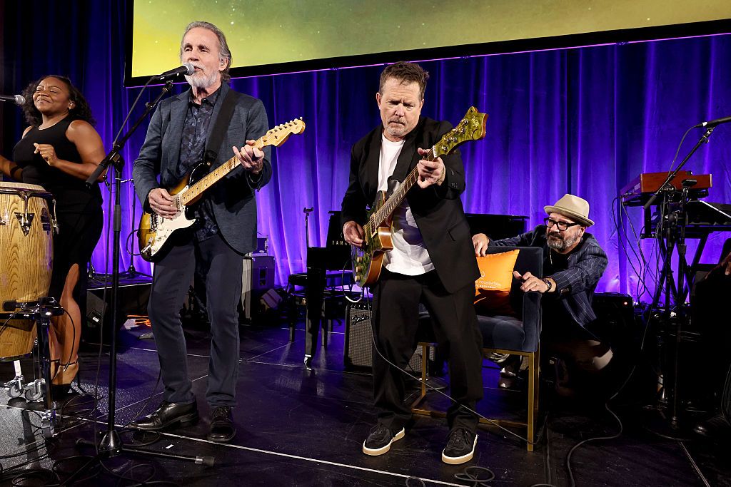 Jackson Browne y Michael J. Fox ofrecieron una actuación mucical memorable 