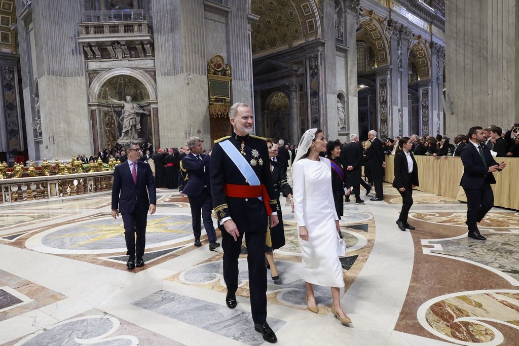 Los reyes Felipe y Letizia en el Vaticano en la misa inaugural de León XIV