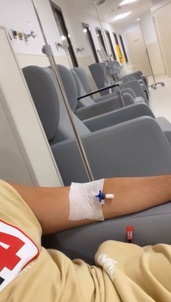 Omar Montes canalizado con una vía intravenosa