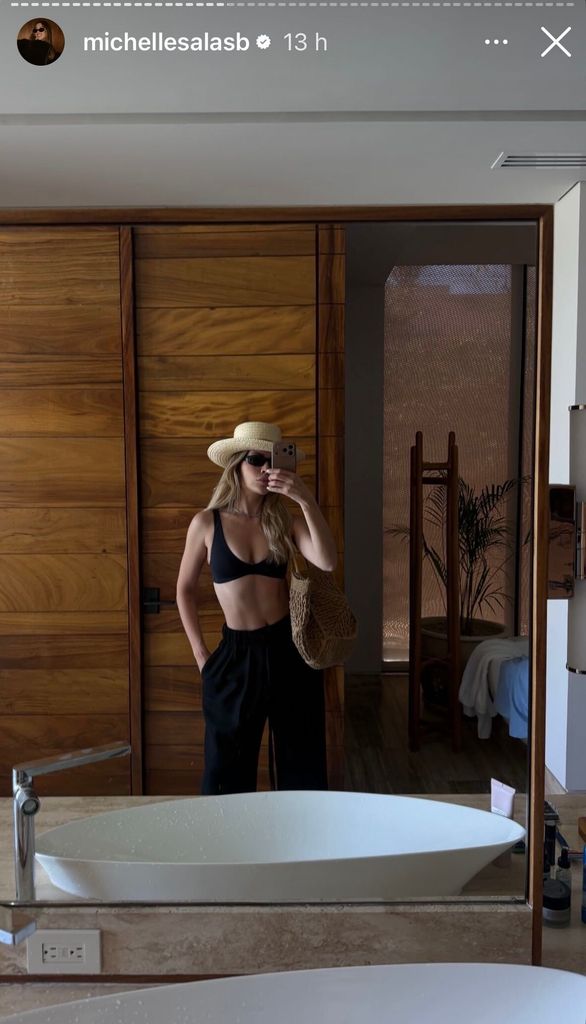 Michelle Salas impactó con un bikini negro y un sombrero playero.