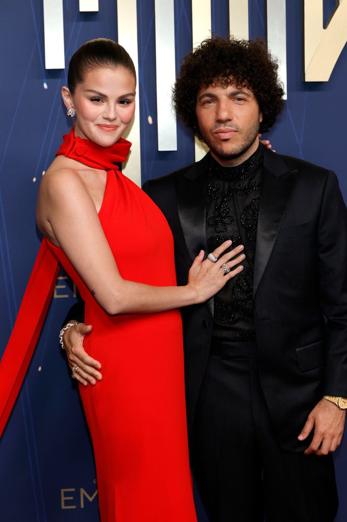  Selena Gomez y Benny Blanco posan juntos en la alfombra roja. 