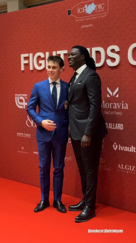 Louis Ducruet en la alfombra roja posando con algunos de los invitados
