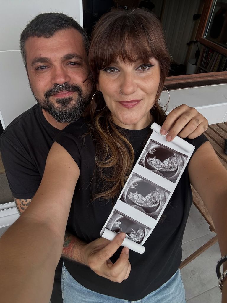 Rozalén ha anunciado que está embarazada de cuatro meses de su primer hijo, una noticia que ha compartido con enorme ilusión junto a su pareja, Bonzo