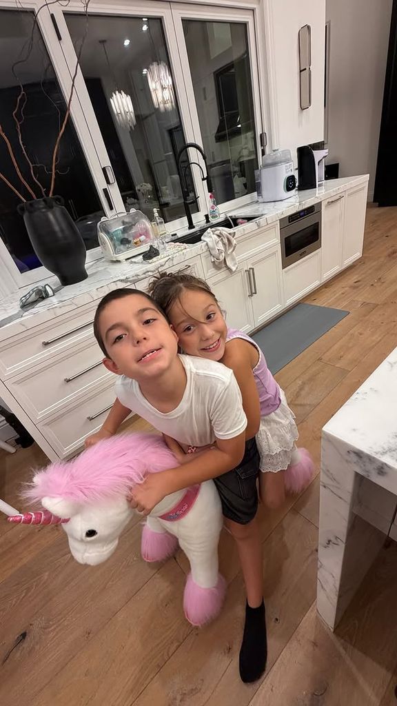 'Canelo' Álvarez compartió esta divertida foto de sus hijos Saúl Adiel y María Fernanda.