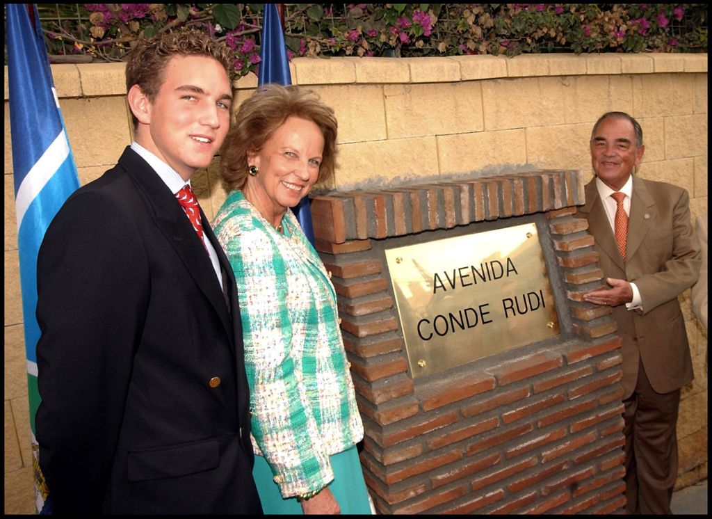 El conde Rudi con su mujer y su hijo durante la inauguración de la avenida que lleva su nombre en Marbella (foto de archivo)