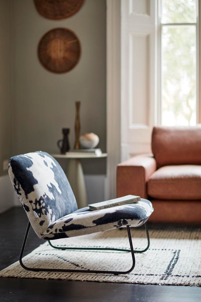 Sillón con tapicería animal print