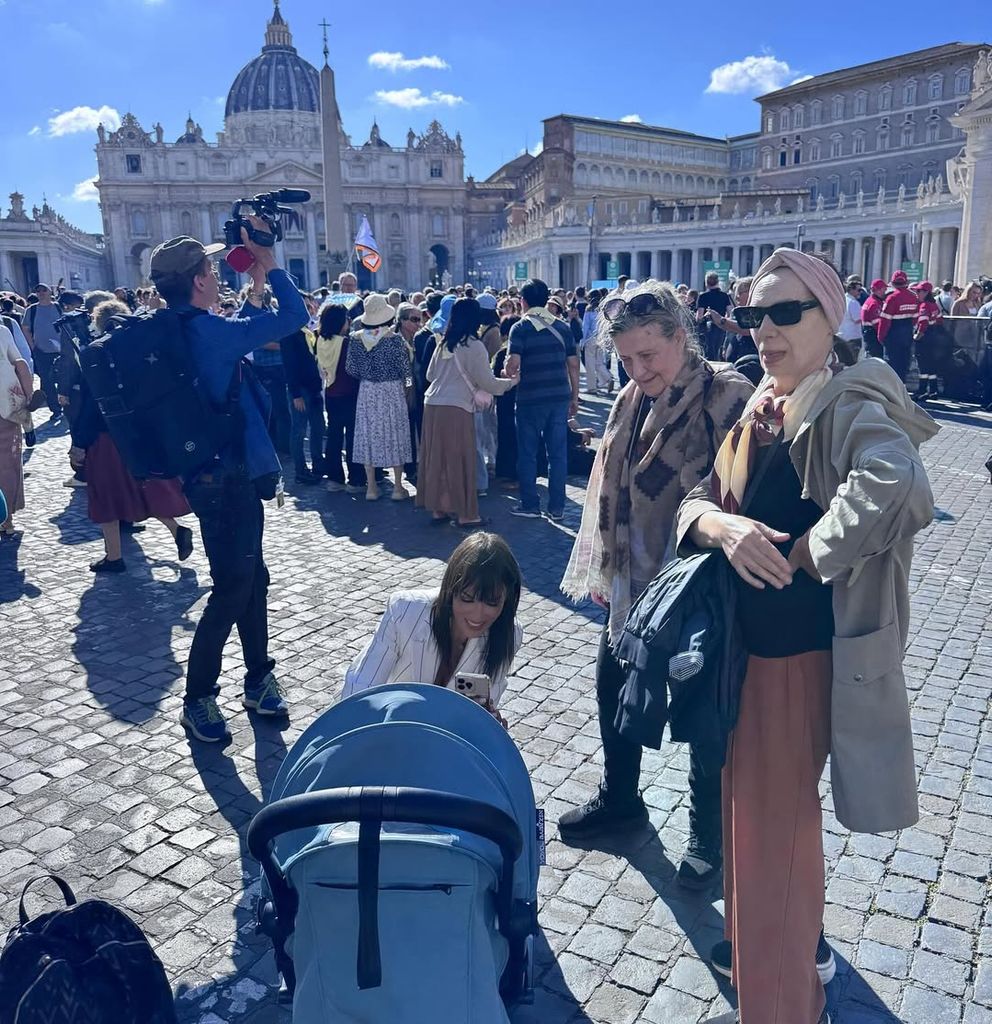 Patricia Pardo con su madre y su hijo en El Vaticano