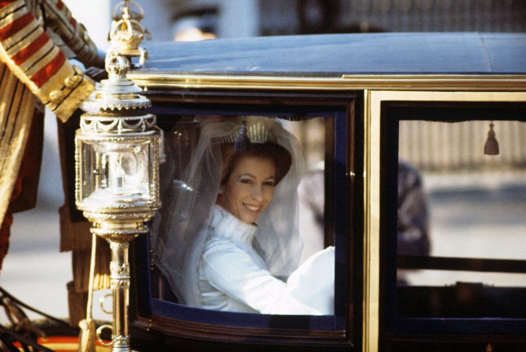 Plano medio de la princesa Ana el día de su boda con Mark Phillips desde el carruaje