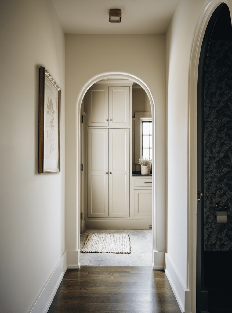 Pasillo con puerta en forma de arco