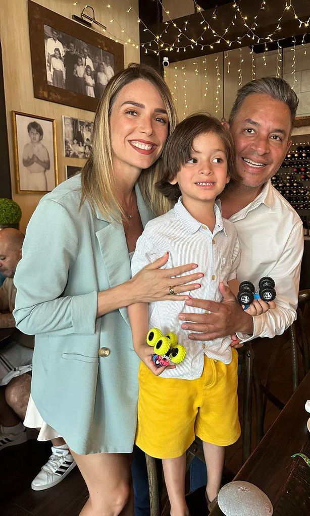 Daniel Sarcos y Alessandra Villegas con su hijo