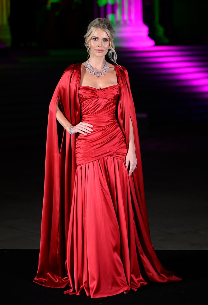 Lady Kitty Spencer con vestido rojo de satén con capa de Dolce y Gabbana y collar de diamantes en la gala British Museum Ball