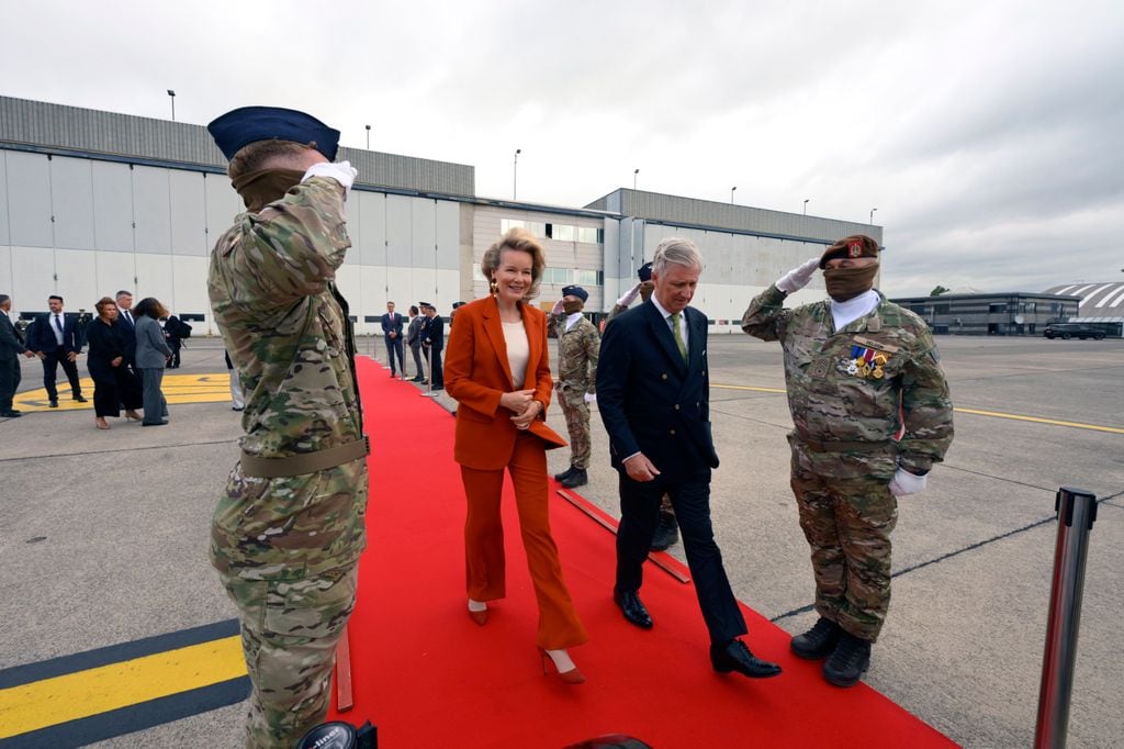 El rey Felipe de Bélgica y la reina Matilde a su llegada a Chile