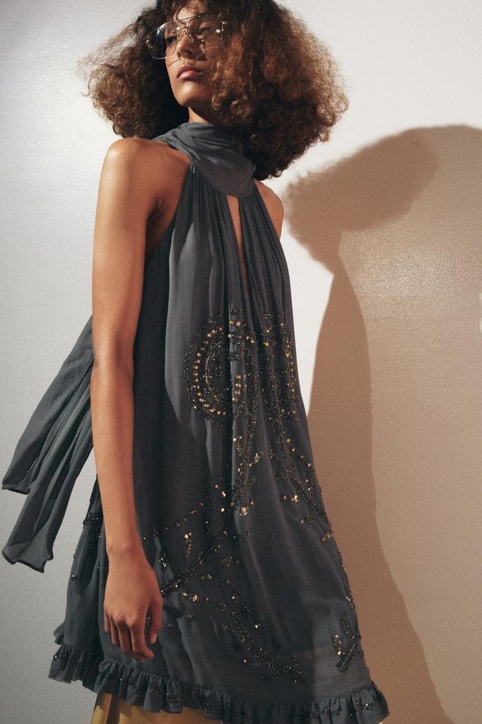 Vestido de boda de invierno de Zara corto de escote halter con abalorios