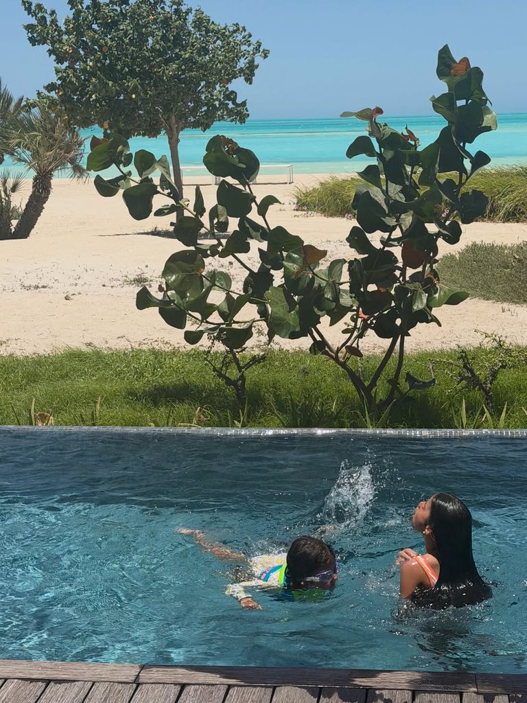 Los hijos de la pareja la han pasado increíble en la piscina.