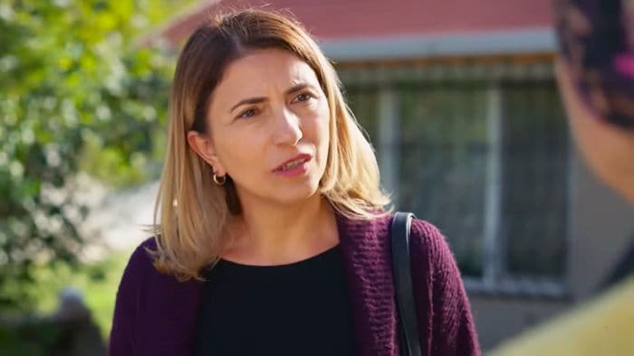 Avance de 'Hermanos': La mujer de Sado busca a Suzan, al no encontrarla le deja su teléfono a Hilmiye que lo acaba pendiendo