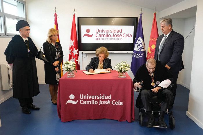 Doña Sofía durante la firma en el libro de honor de la Universidad Camilo José Cela