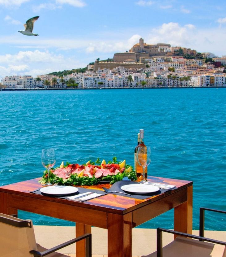 Desde Sa Calma se puede disfrutar de las mejores vistas al mar y al casco antiguo de la ciudad de Ibiza.