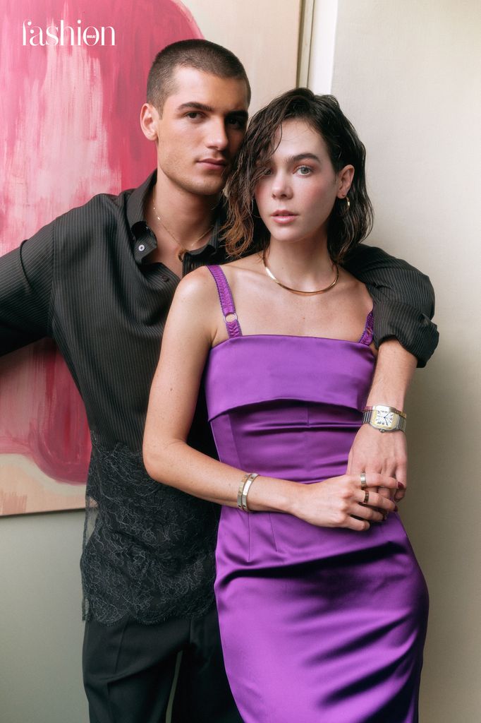 Con una complicidad innata, nuestros protagonistas muestran su profunda conexión con la moda. Ximena brilla con un vestido de Dolce & Gabbana mientras que Juan Pablo sobresale con un total look de Fendi. Ambos lucen piezas de las colecciones LOVE y LOVE Unlimited así como un reloj Santos de Cartier.