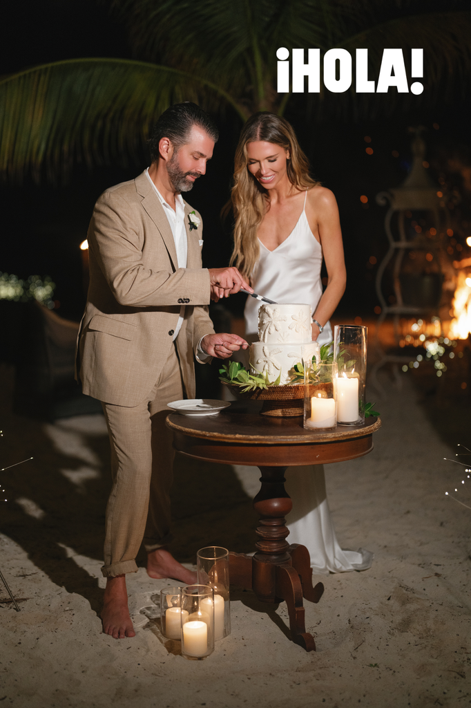 Los recién casados cortaron un pastel de vainilla elaborado por Sweet Stacy's Palm Beach durante la primera noche de las celebraciones.