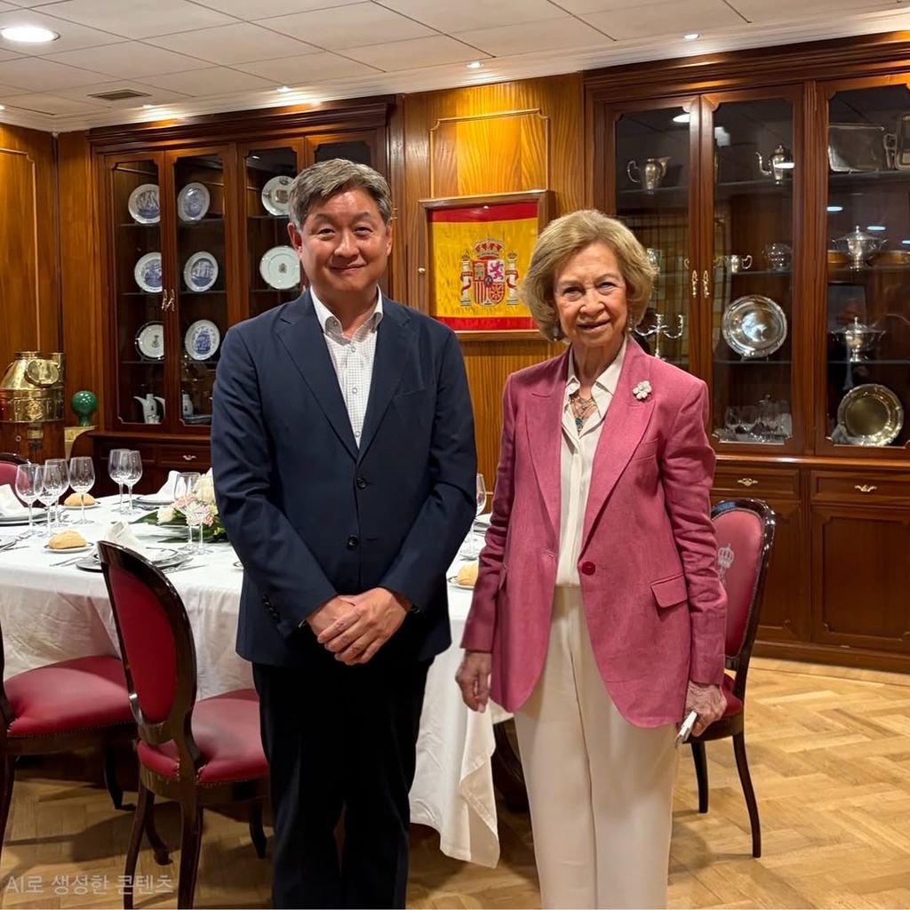 La reina Sofía con el embajador de Corea