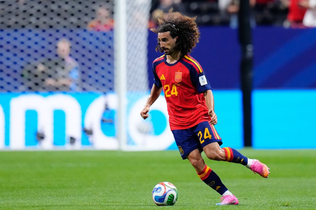 Marc Cucurella, jugando con la selección