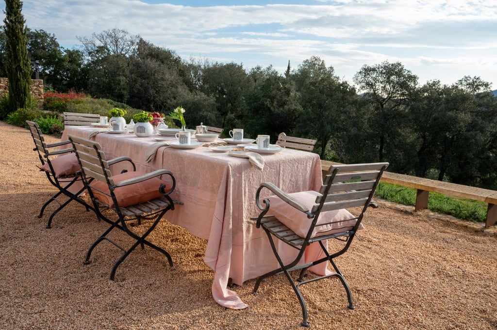 Mesa en el jardín