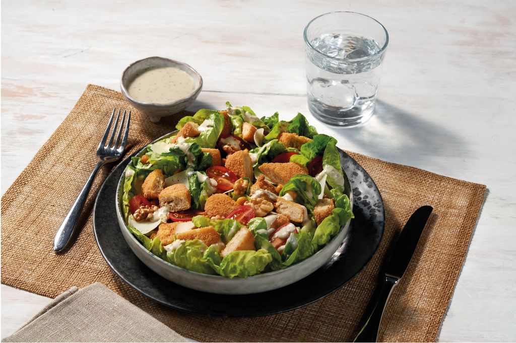 Ensalada crujiente de Heura y cítricos con salsa César