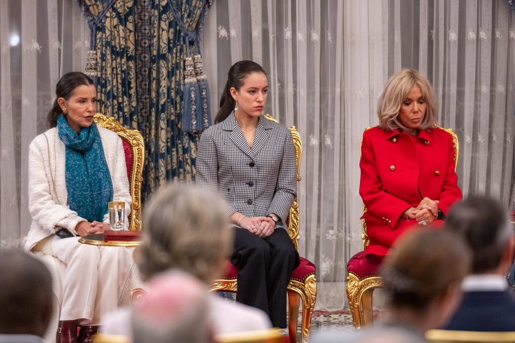 Plano medio de Brigitye Macron y Lalla Khadija en un evento en Marruecos 