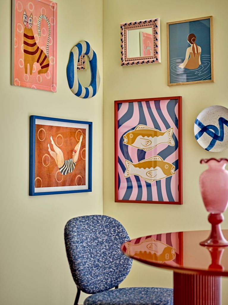 Pared decorada con cuadros y espejos