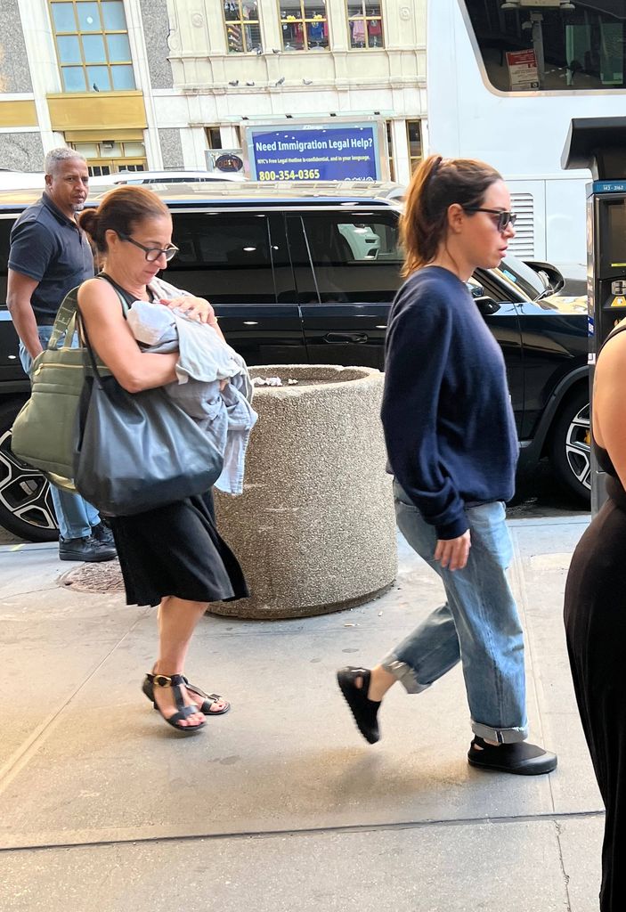 Aubrey Plaza acudió con su bebé a la obra de teatro de Christopher.