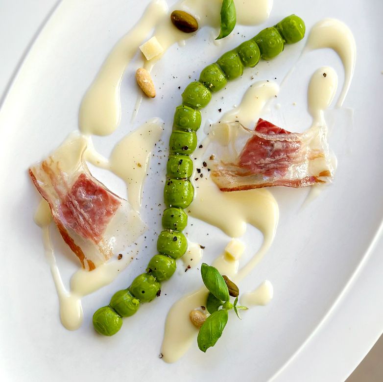 Plato del restaurante Disfrutar (Pesto multiesférico con anguila y pistacho)