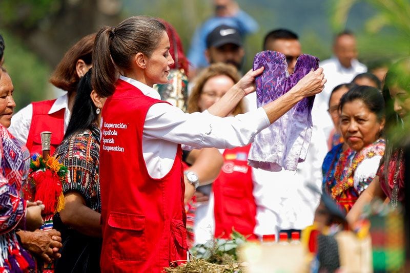 La reina en el mercadillo de artesanía en Guatemala