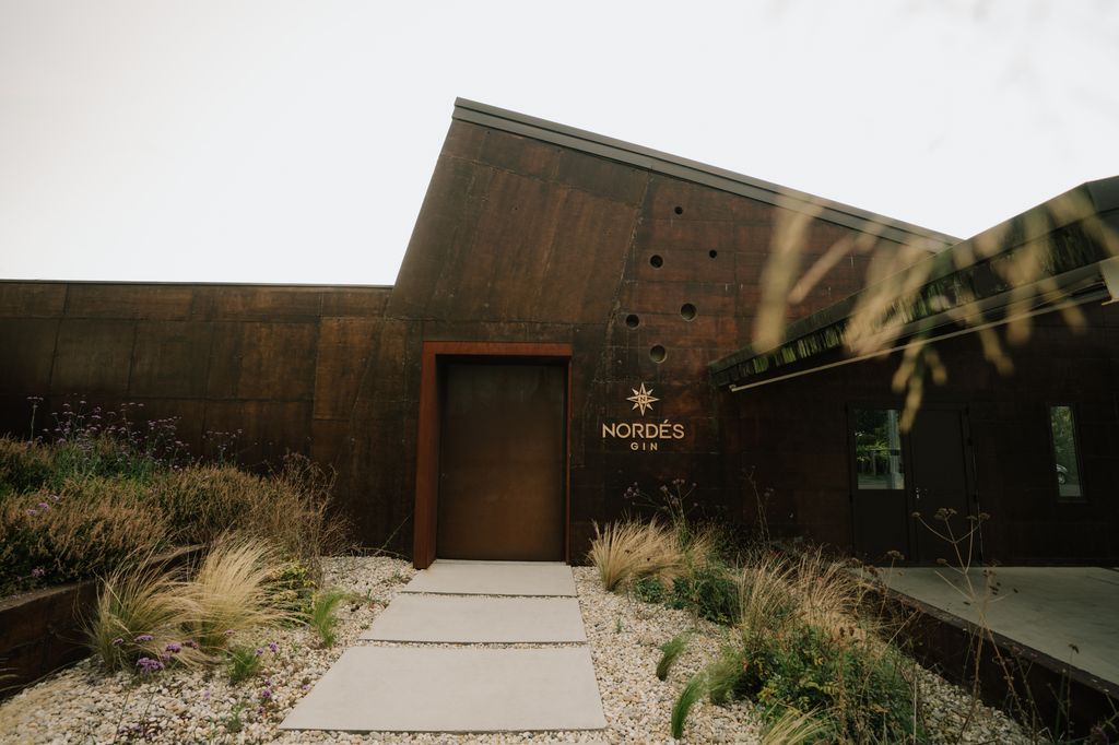 El edificio de Casa Nordés combina materiales como el acero corten y la piedra natural de la zona, buscando integrarlo en el entorno y hacer que la arquitectura forme parte de la experiencia.