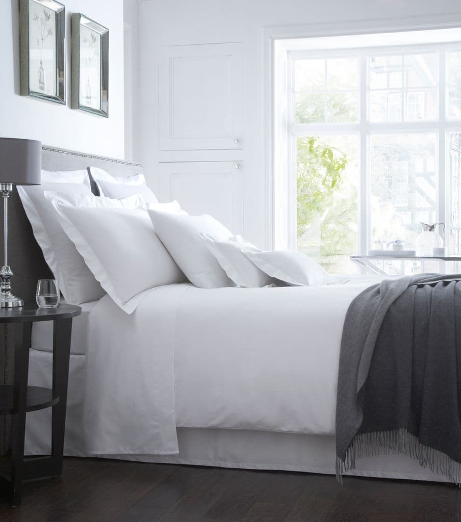 Cama con almohadas
