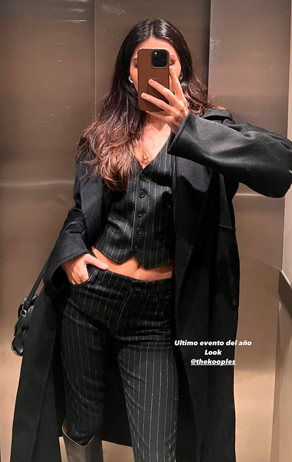 Lucía Rivera con traje de raya diplomática