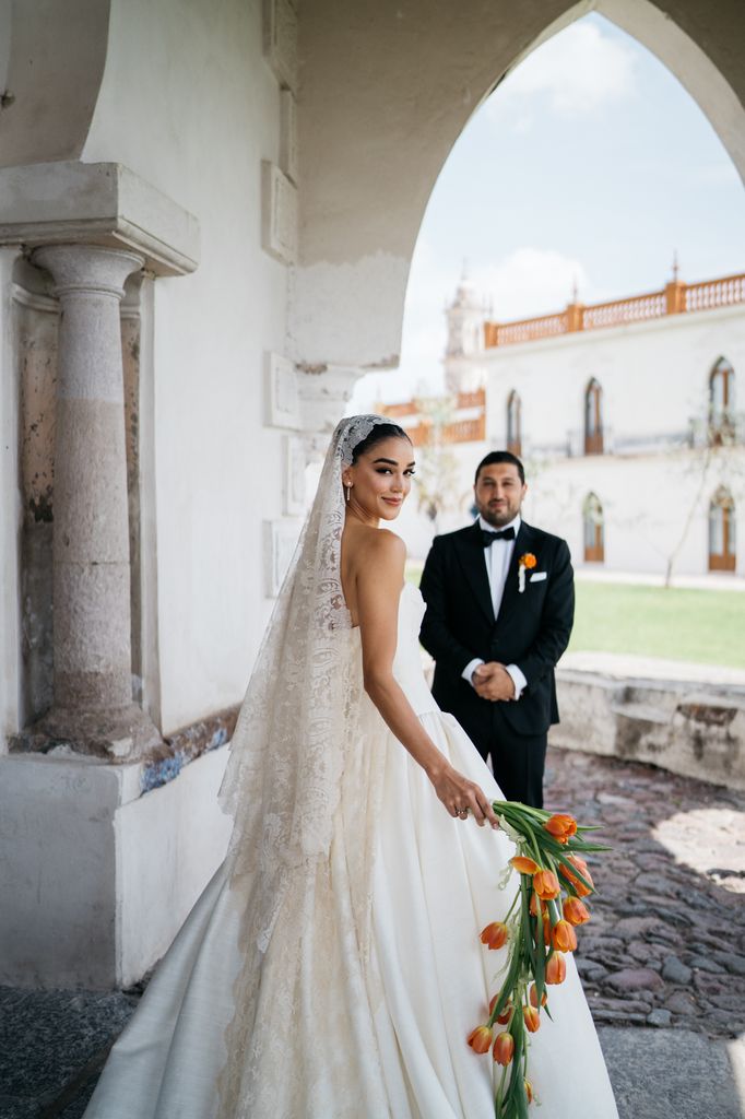 Ale Capetillo y Nader Shouery en su boda en México
