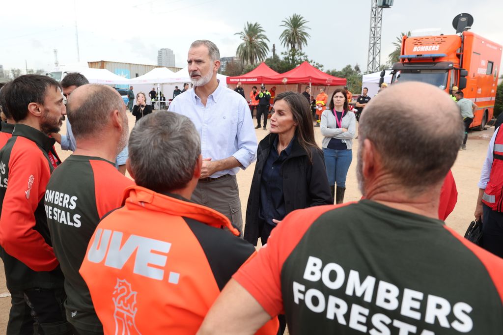Reyes hablando con bomberos de las zonas afectadas por la DANA