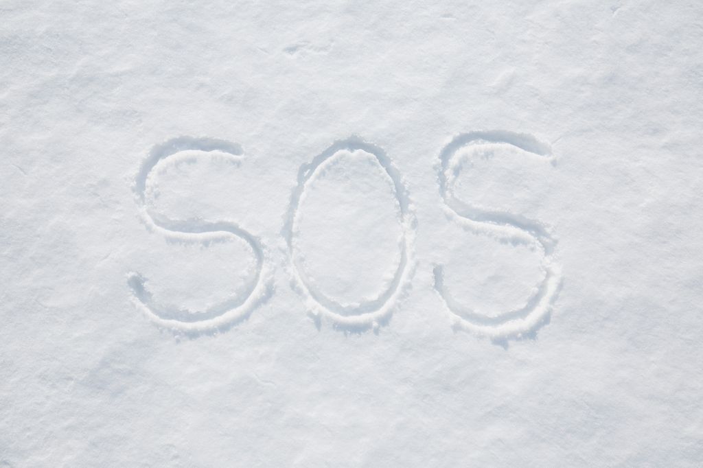 mensaje de ayuda SOS en la nieve